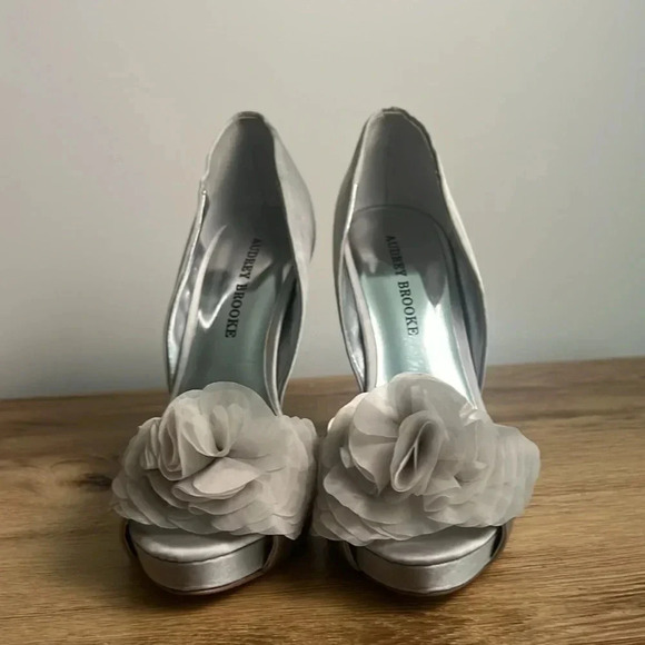 Audrey Brooke silver heels size 7 - Picture 8 of 16